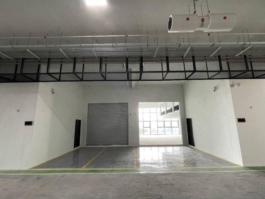 单位门口实拍：4m × 4m 卷闸与车道，罗里可直接开到单位门口上下货