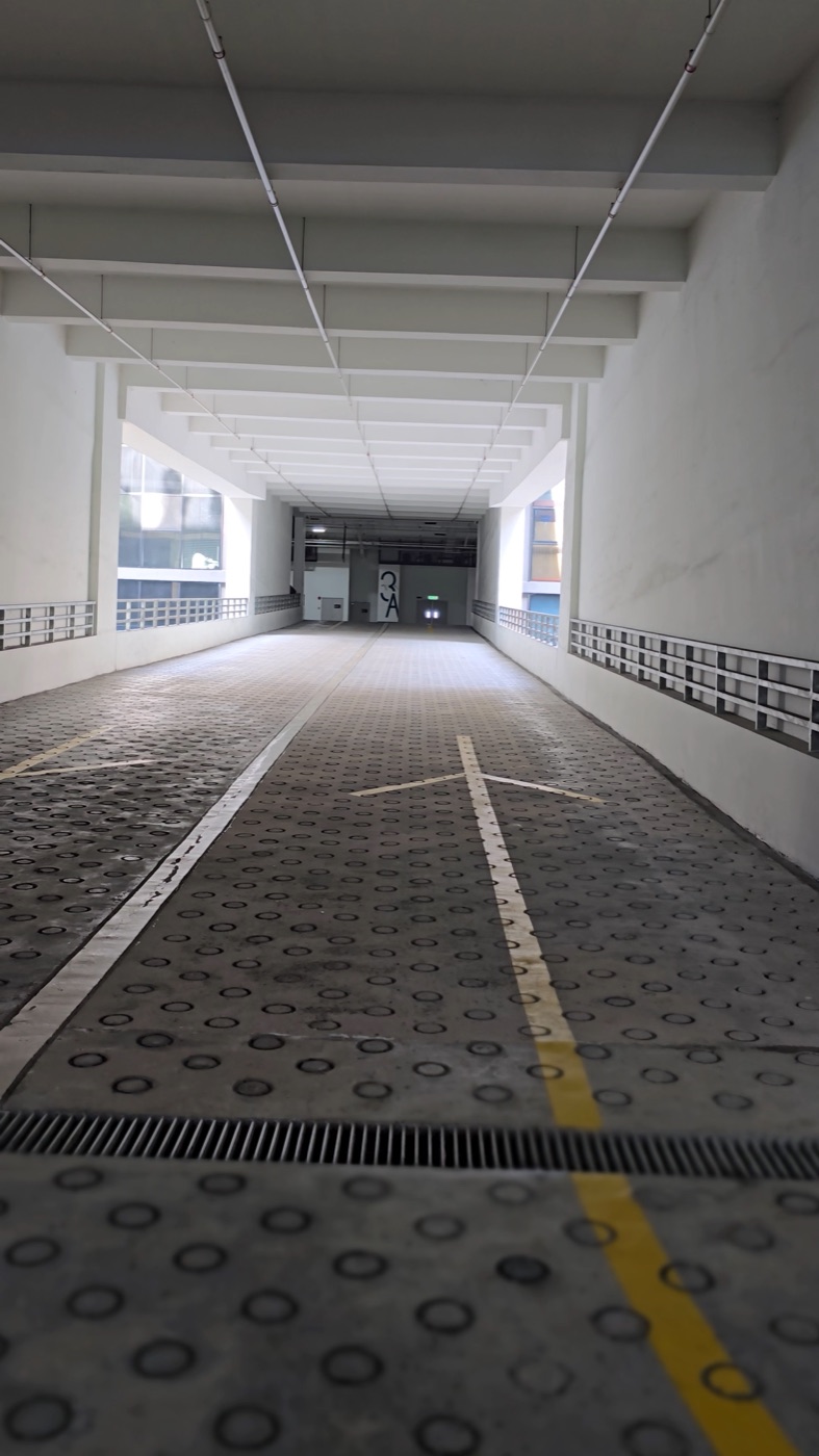 现场实拍：上楼车道（ramp up），罗里可沿此坡道开上各楼层